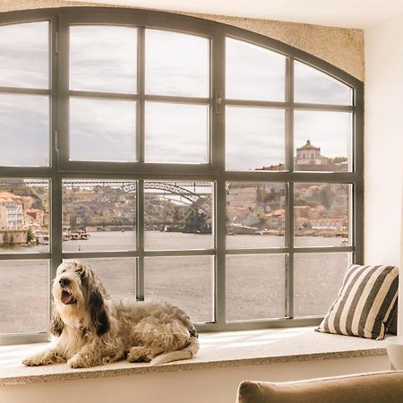 The Rebello Hotel & Spa - Small Luxury Hotels Of The World Вила-Нова-ди-Гая Экстерьер фото A window with a dog