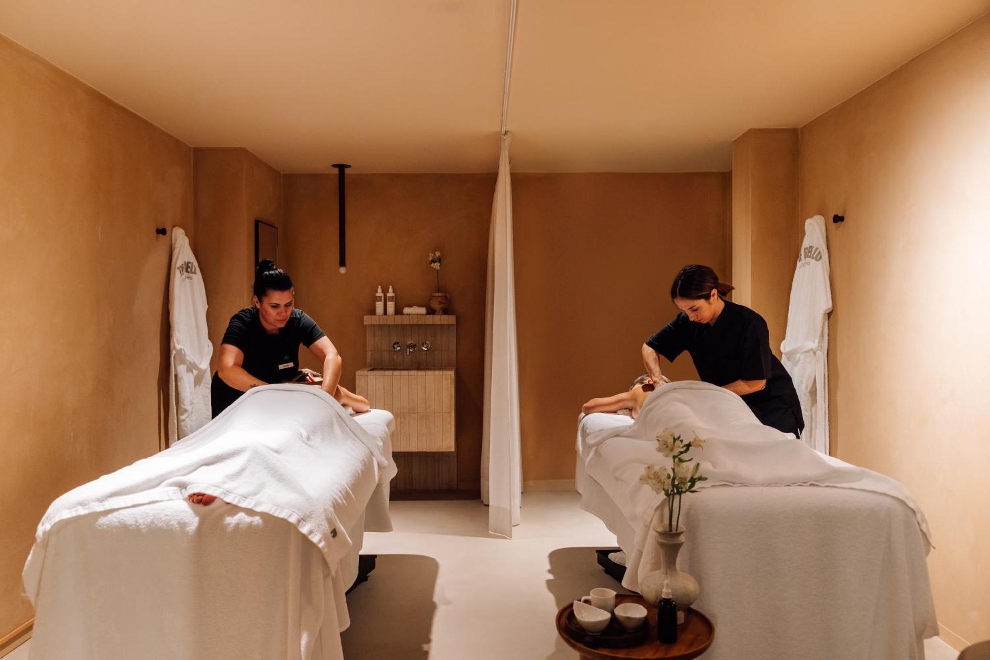 The Rebello Hotel & Spa - Small Luxury Hotels Of The World Вила-Нова-ди-Гая Экстерьер фото Massage therapists at work