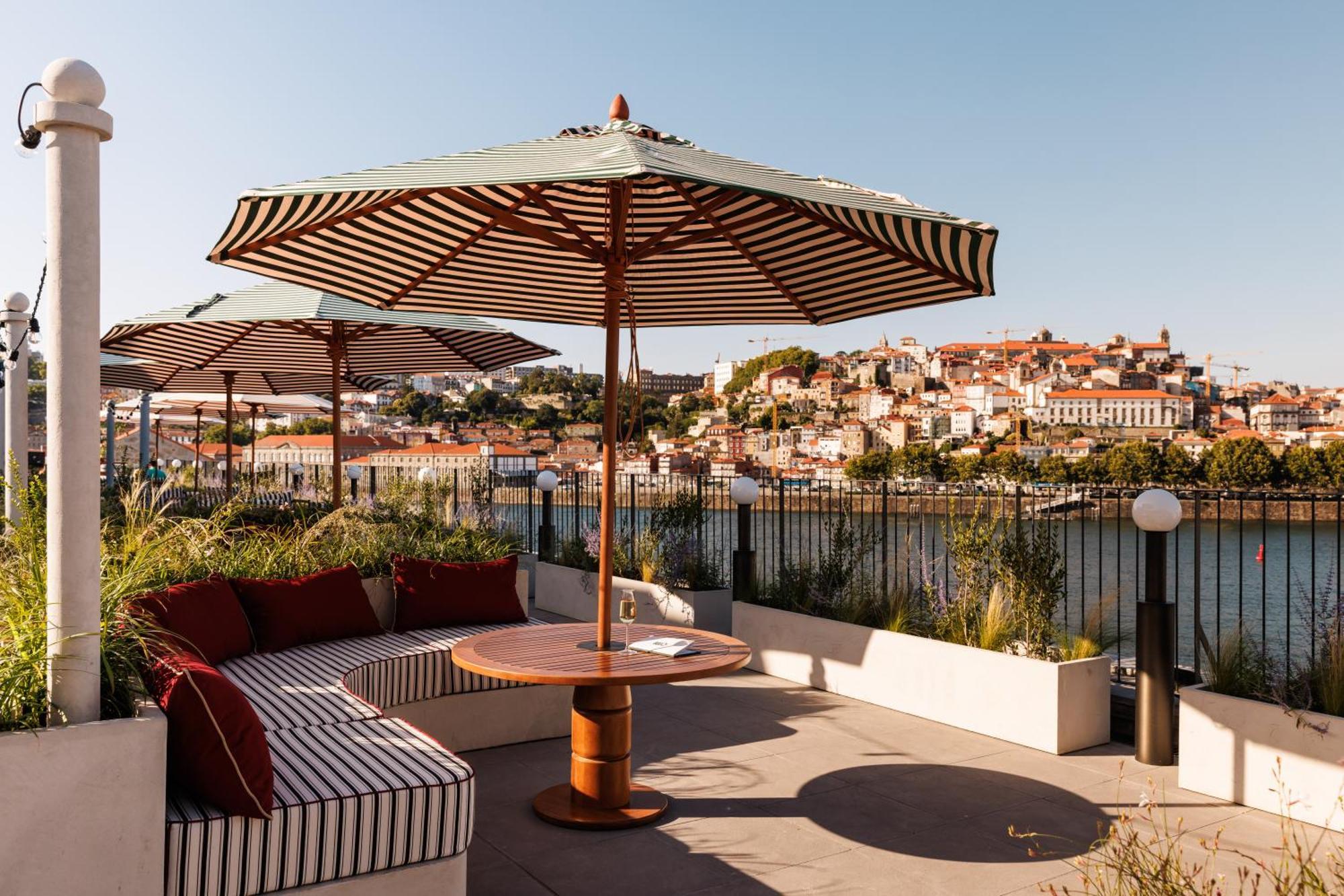 The Rebello Hotel & Spa - Small Luxury Hotels Of The World Вила-Нова-ди-Гая Экстерьер фото The hotel's terrace