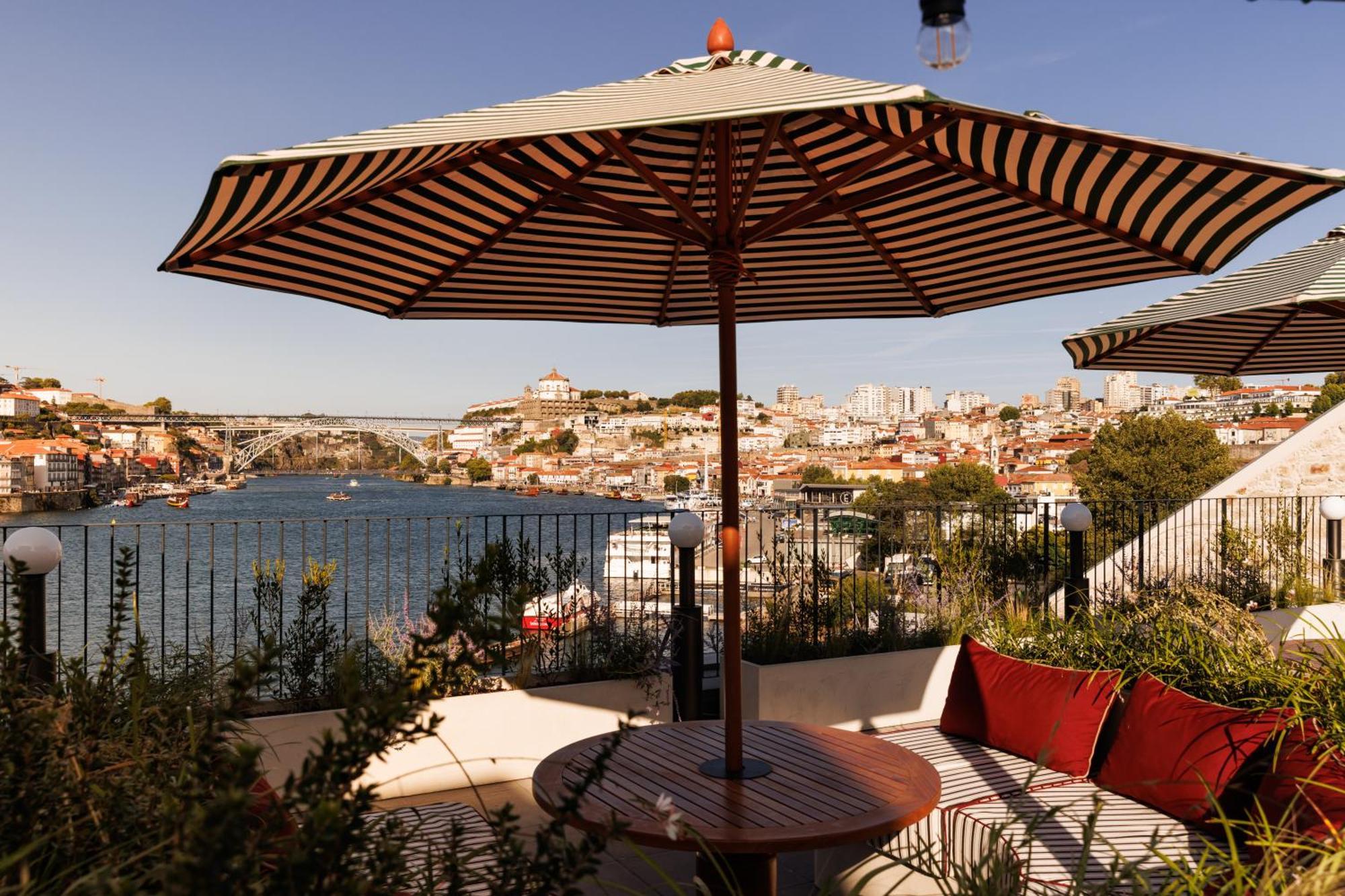 The Rebello Hotel & Spa - Small Luxury Hotels Of The World Вила-Нова-ди-Гая Экстерьер фото View of the Acropolis from the hotel
