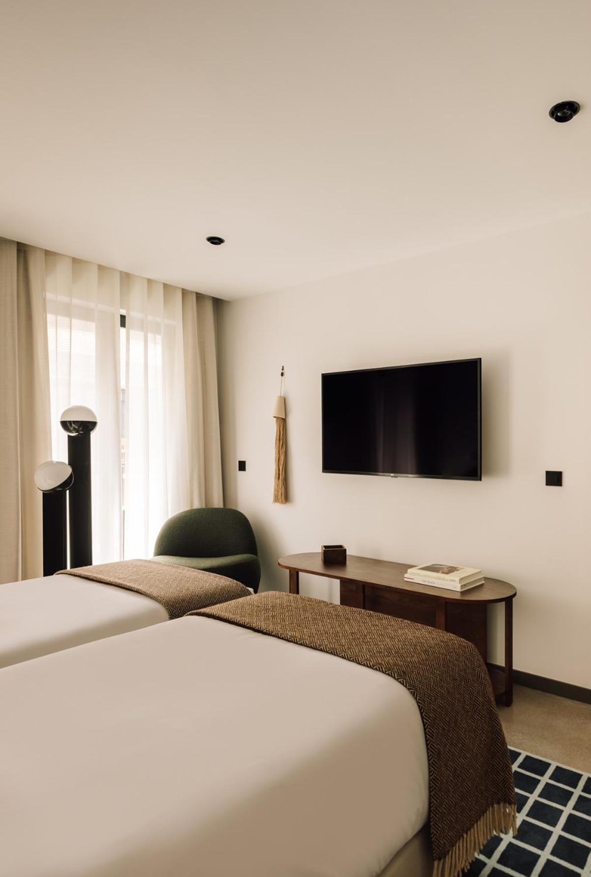 The Rebello Hotel & Spa - Small Luxury Hotels Of The World Вила-Нова-ди-Гая Экстерьер фото A television mounted on a wall