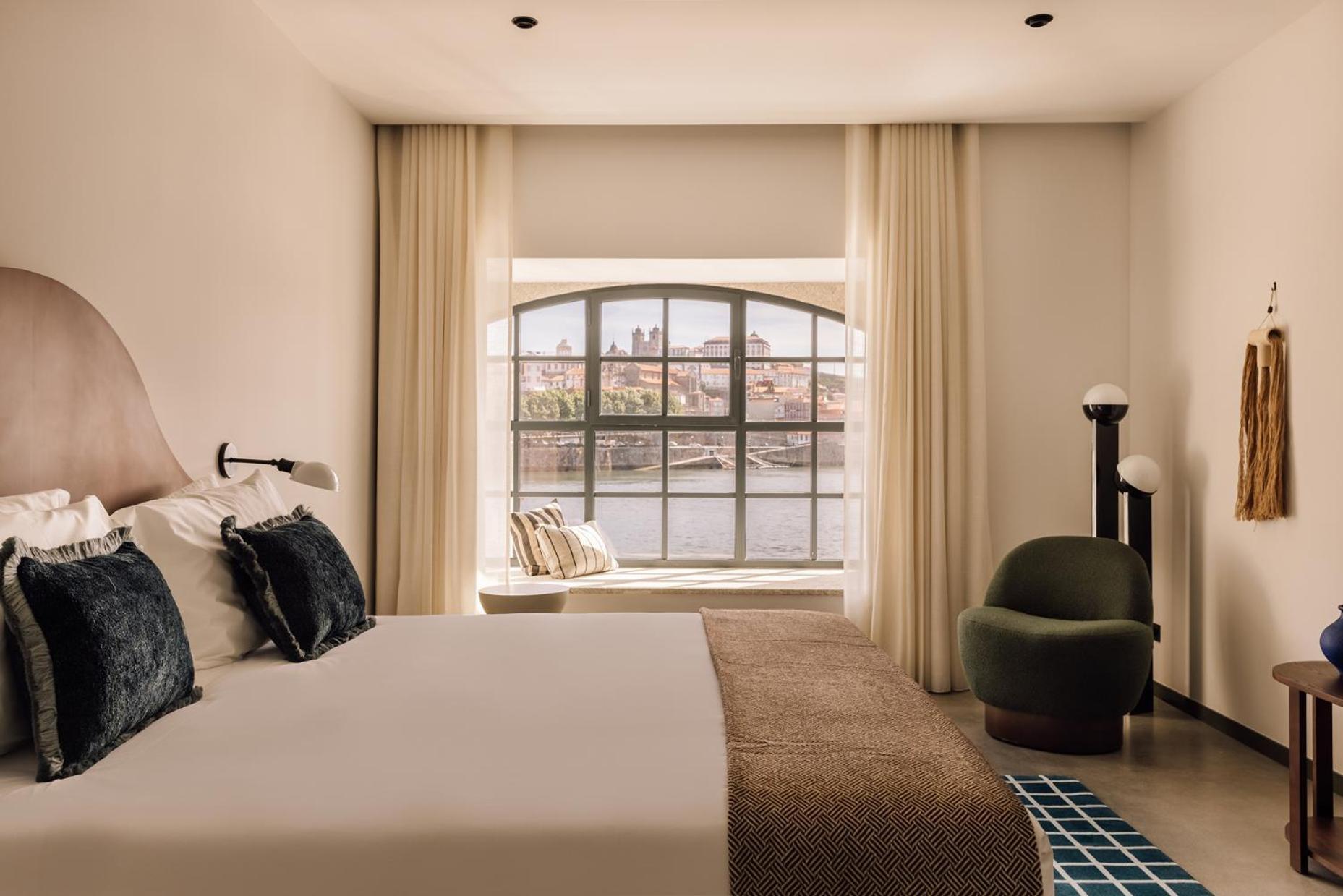 The Rebello Hotel & Spa - Small Luxury Hotels Of The World Вила-Нова-ди-Гая Экстерьер фото A guest room